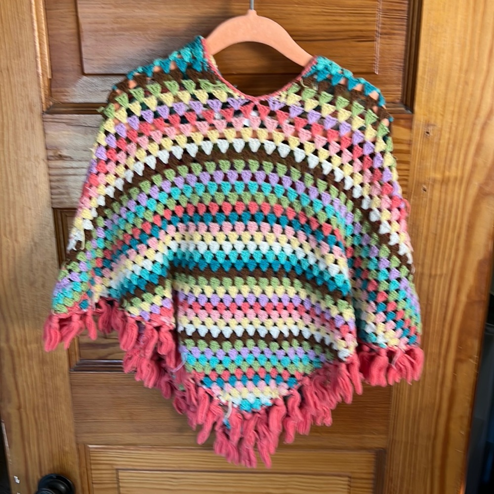 Crochet-look poncho/cape